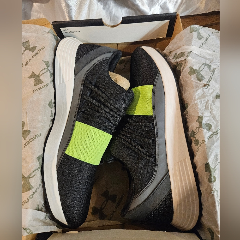 New Under Armour Breathe Lace NM2, Women's 12, Black And Neon Green, NIB!